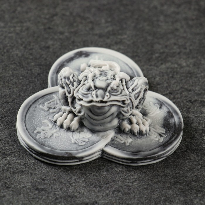 Сувенир Жаба на трех монетах 3см сувенир жаба змеевик мрамор