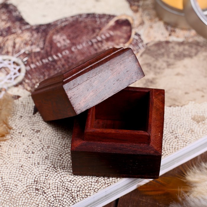 Шкатулка с инкрустацией "Ромашка"