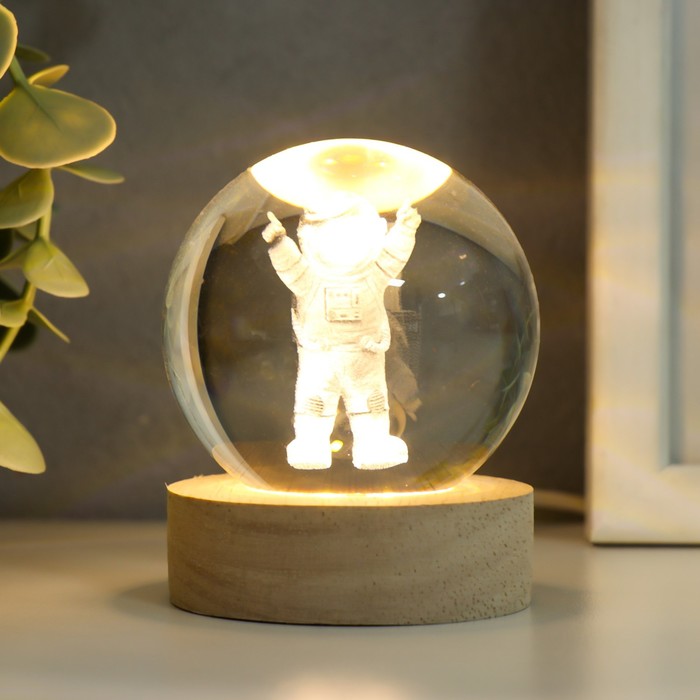 Сувенир стекло подсветка "Космонавт" d=6 см подставка дерево, USB 6,5х6,5х7,5 см