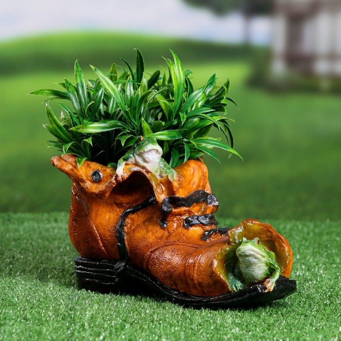 Фигурное кашпо Ботинок с лягушками коричневое, 24х14х14см