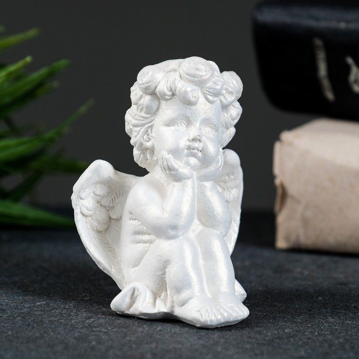 Фигура Ангелочек положил личико на ручки перламутр белый венок, 7х6х5см статуэтка ангелочек посылает воздушный поцелуй перламутр 7х6х5см
