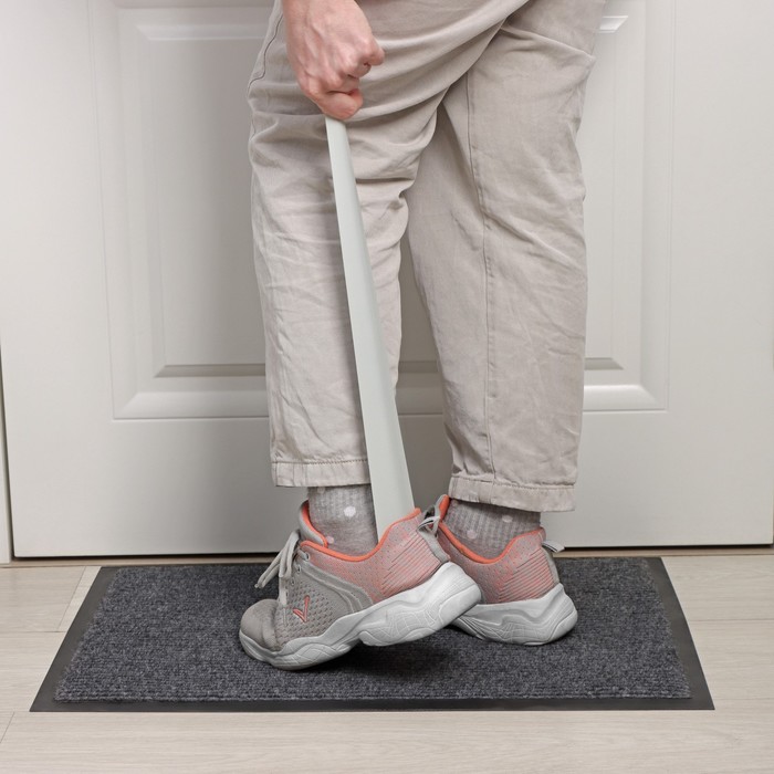 Ложка-рожок для обуви с крючком, 45 см, цвет серый