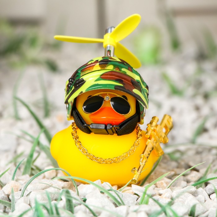 фото Утка с пропеллером желтая, шлем хакки