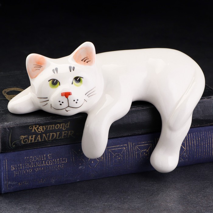 Статуэтка фарфоровая Кот Васька белый, 17 см статуэтка кот в одеяле