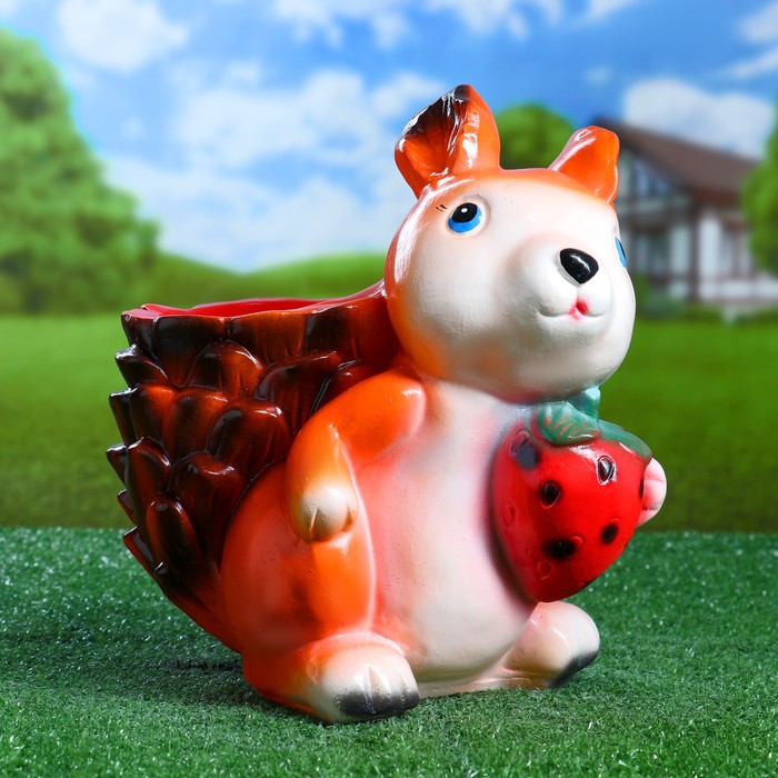 Фигурное кашпо "Белка с клубникой"