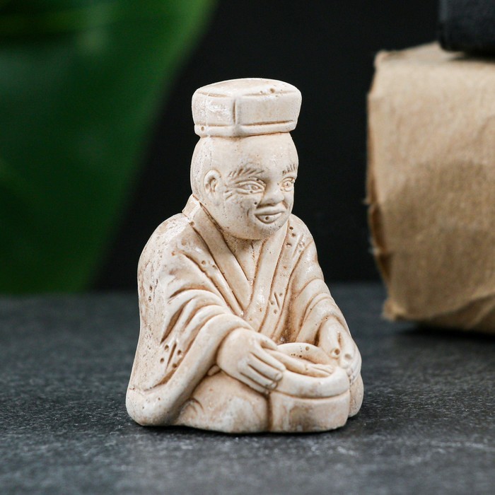 Фигура Мастер чайной церемонии слоновая кость, 4х3х3см