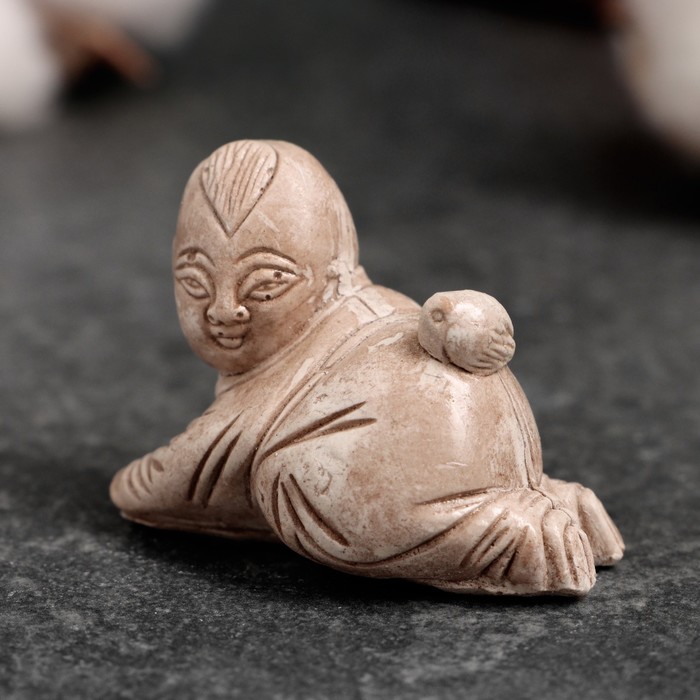 фото Фигура "малыш с воробьем" слоновая кость, 3х4х2см хорошие сувениры