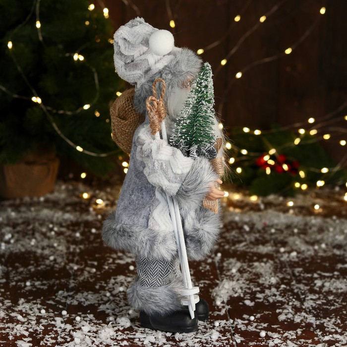 фото Дед мороз "клетчатом жилете и с ёлкой" 30 см, серый зимнее волшебство
