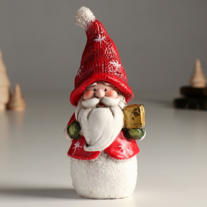 Сувенир полистоун Дед Мороз в красном наряде с подарком 8,5х7,5х19,2 см