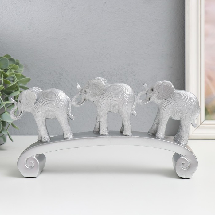 Сувенир полистоун Три серебристых слона на дуге, слои 26х5,5х13 см