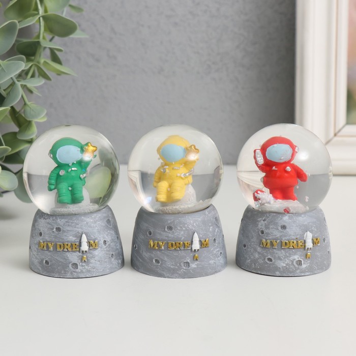 

Сувенир полистоун водяной шар свет "Космонавт" МИКС 4х4х6,7 см