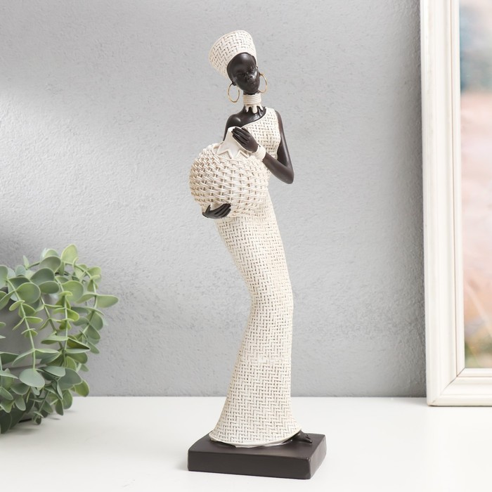 Сувенир полистоун Африканка с круглым плетёным кувшином белый 33х9,5х9,5 см