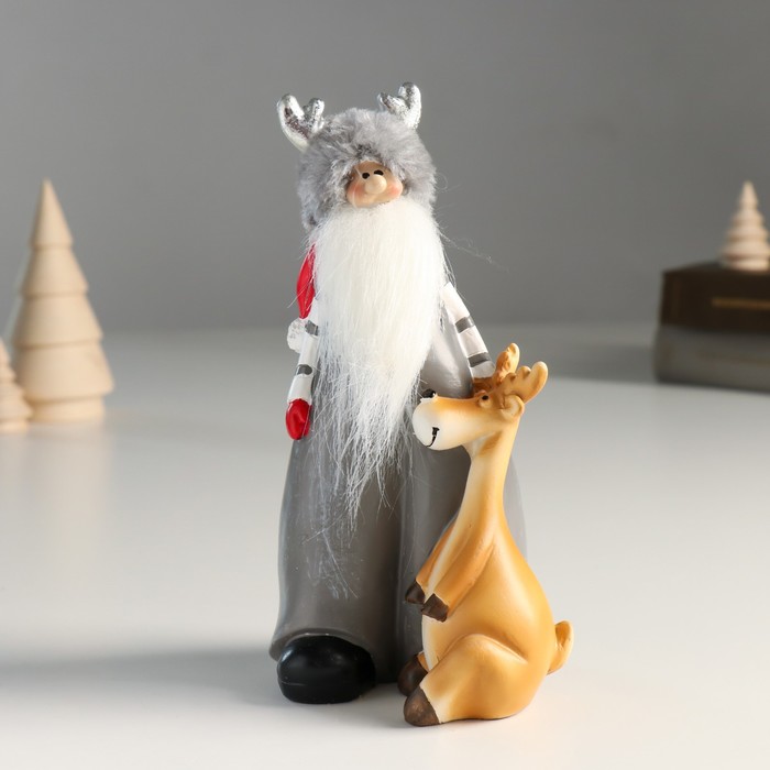 Сувенир полистоун Дед Мороз в шапке с рожками и помощником оленем 8,5х8х17 см