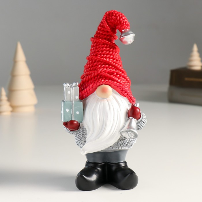 Сувенир полистоун Дед Мороз в красном колпаке, с подарками и колокольчиком 7х9х18 см