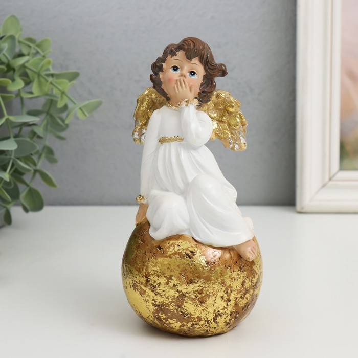 Сувенир полистоун Ангелок в бежевом платье на шаре золотые крылья 7х8х16 см