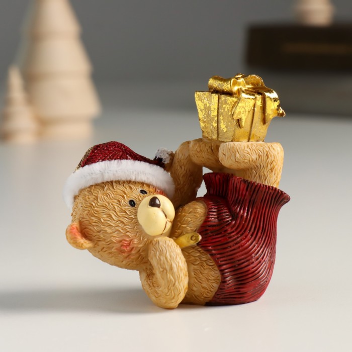 Сувенир полистоун Мишка в новогоднем колпаке с подарками, упражение берёзка 7х4х7,5 см