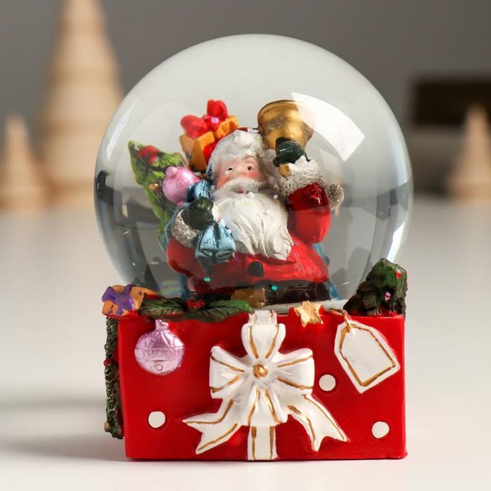 Сувенир полистоун водяной шар Дед Мороз с мешком подарков и колокольчиком 7х7х8 см