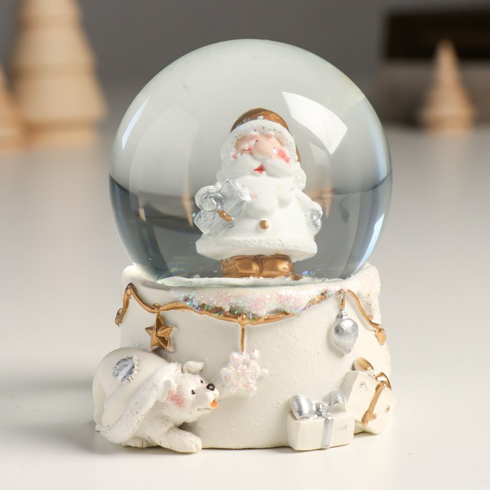 Сувенир полистоун водяной шар Дед Мороз с подарком белый с золотом 7х8х9 см