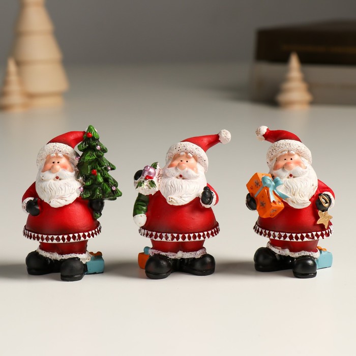 Сувенир полистоун Дед Мороз в красном наряде с подарком МИКС 6,5х5х4 см