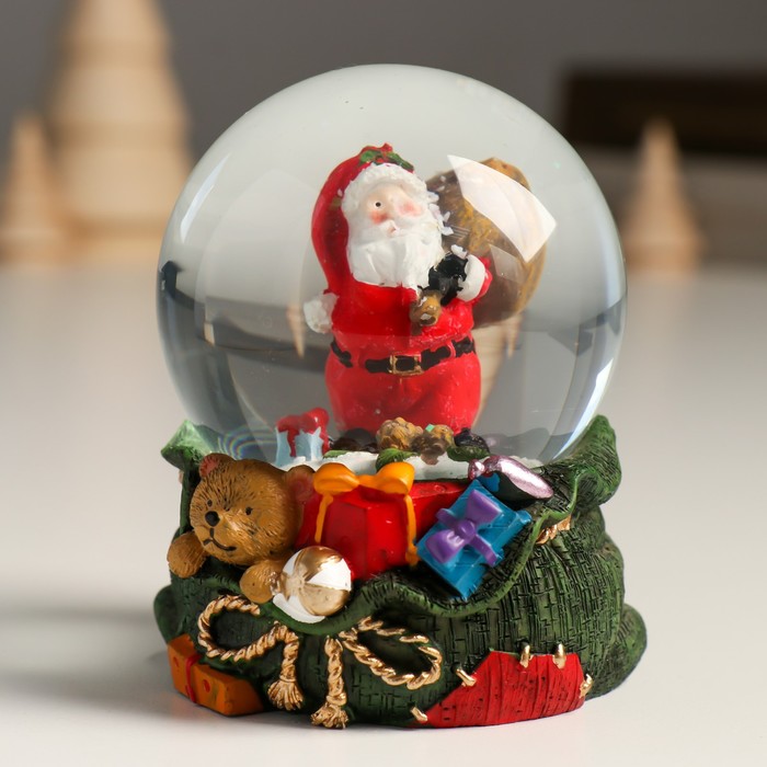 Сувенир свет полистоун водяной шар Дед Мороз с мешком на плече 7х8х9 см