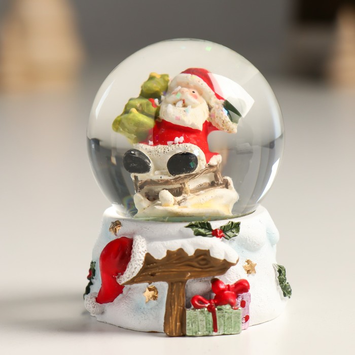 Сувенир полистоун водяной шар Дедушка Мороз с ёлочкой с горы 4,5х4,5х6,5 см