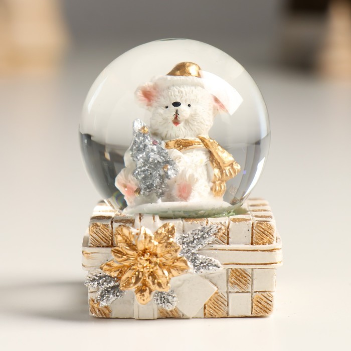 Сувенир полистоун водяной шар Белый миша с ёлочкой в подарке золото/серебро 4,5х4,5х6,5 см