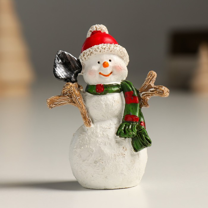 Сувенир полистоун Снеговик в красной шапке, с лопатой 5,5х3х7,5 см