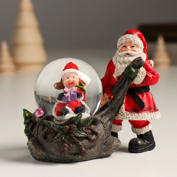 Сувенир полистоун водяной шар Дед Мороз с мешком подарков и помощницей 10,5х6х8,5 см