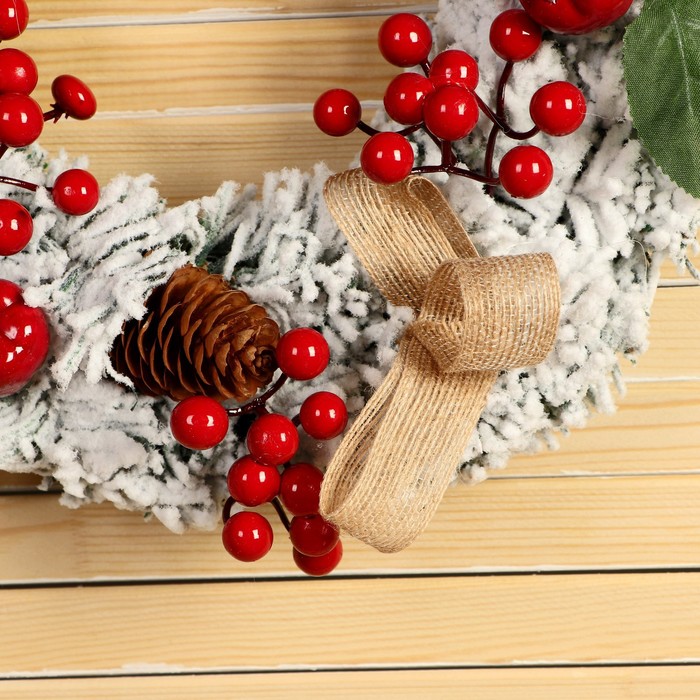 

Венок новогодний d- 29 см "Уютная сказка" ягоды на веточках шишки снег