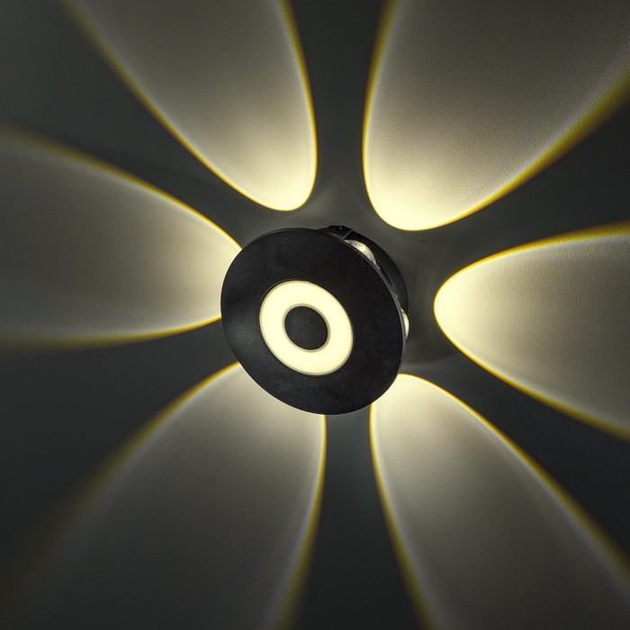фото Светильник настенный накладной duwi nuovo 118x118x53мм 8вт пластик 3000к ip 54 черный 6 лучей 99052