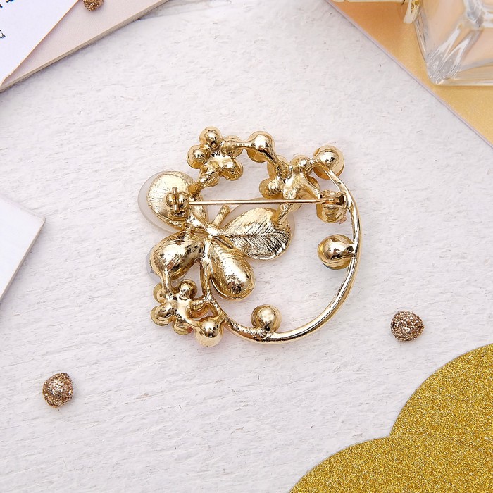 Брошь "Бабочка в круге", цветная в золоте