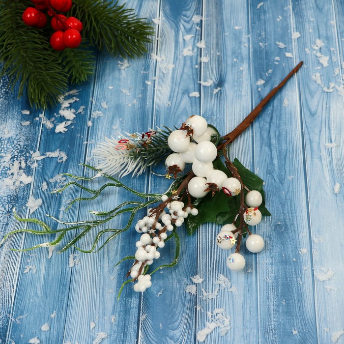 Декор Зимние грезы ягоды веточки хвоя, 23 см декор зимние грезы белые ягодки хвоя 19 см