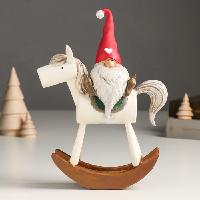Сувенир полистоун Дедуля верхом на лошадке-качалке в колпаке с сердцем 5х17х23 см
