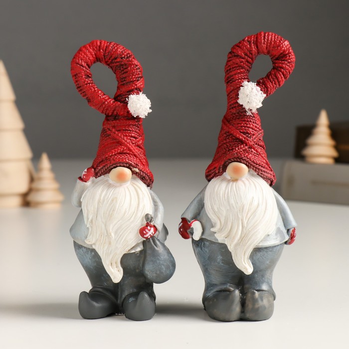 Сувенир полистоун Дед Мороз в сером наряде и красном колпаке МИКС 6х4,5х15 см