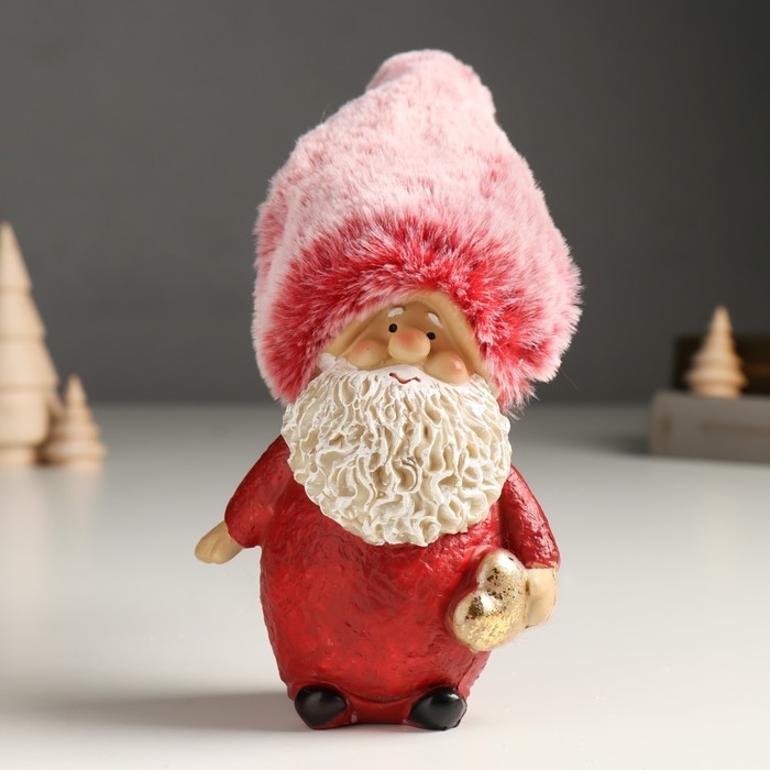 Сувенир полистоун Дед Мороз в красном наряде и меховом колпаке, с сердцем 6х10х23 см