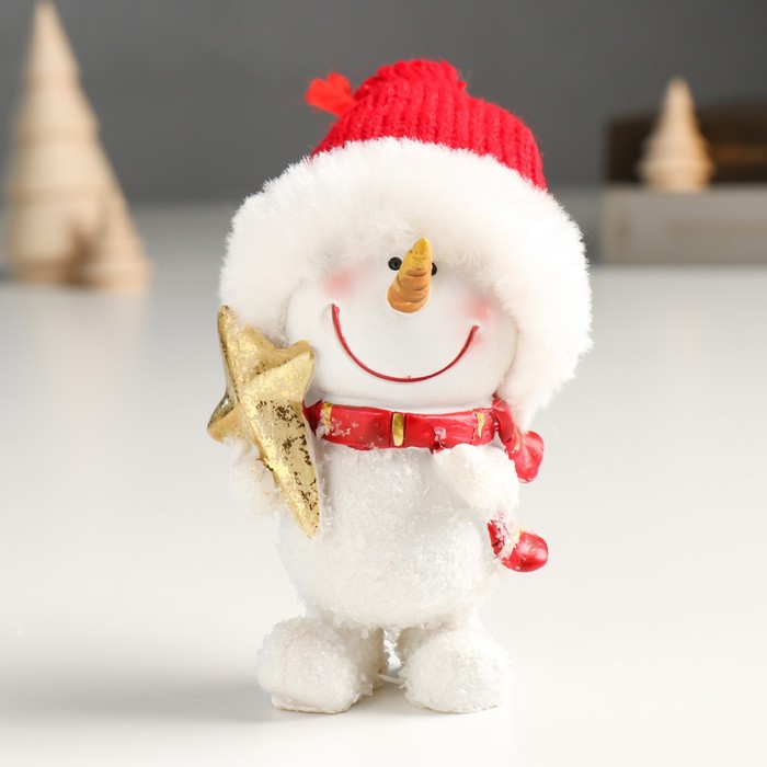 Сувенир полистоун Снеговичок в красной шапке и шарфе, со звёздочкой 5х6,5х11 см