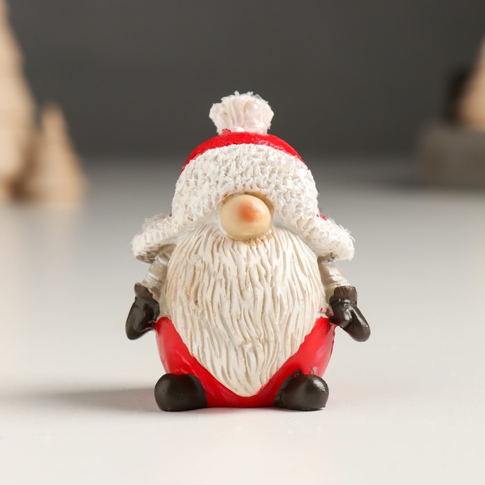 Сувенир полистоун Дедушка Мороз в красной шапке-ушанке 4,5х3,5х5,5 см