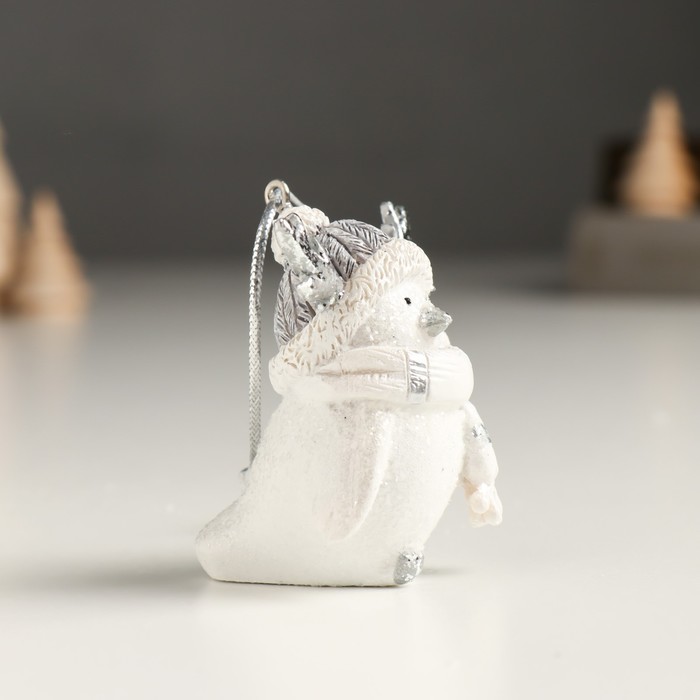 фото Сувенир полистоун подвеска "белый птенчик в шапке с рожками и вязанном шарфе" 4,5х4,5х5,5 см 94988