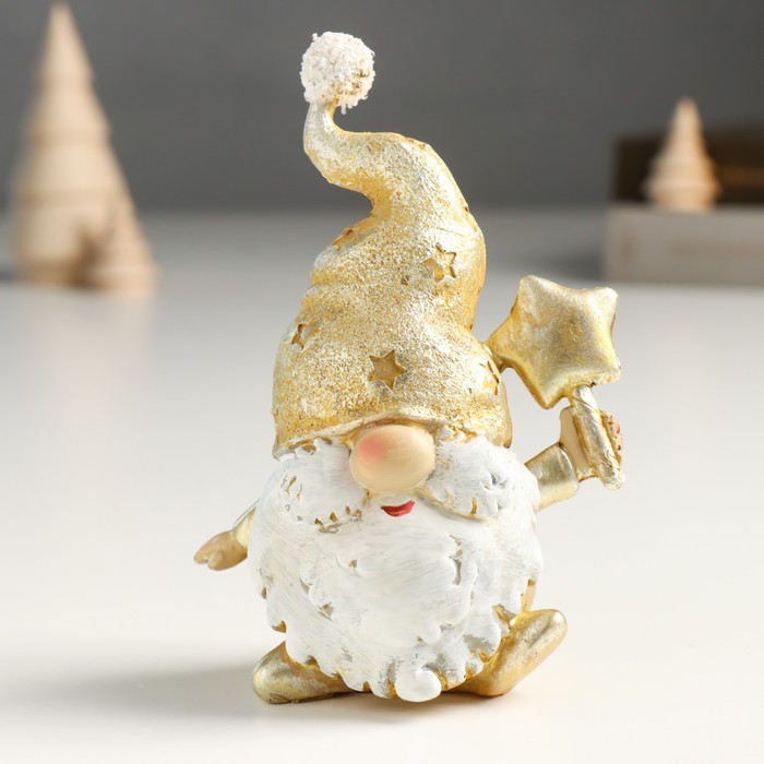 фото Сувенир полистоун "дедушка мороз в золотом колпаке с фонариком/звёздочкой" микс 8х5х12 см