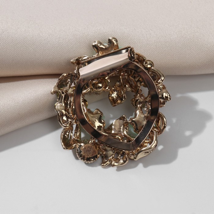 фото Зажим для платка "цветы" в венке, цвет бежево-зелёный в кофейном золоте queen fair