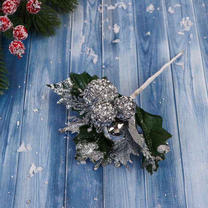 Декор Зимние грезы серебряные шары листья веточки, 16 см