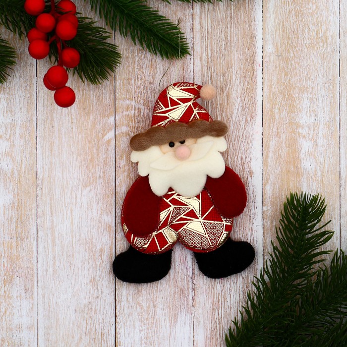 Мягкая подвеска Дед Мороз в костюмчике с геометрическим узором 8х13 см, красный мягкая подвеска дед мороз в костюмчике с узором геометрия длинные ножки 8х26 см красный 969265