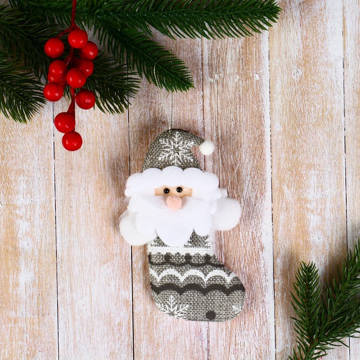 Мягкая подвеска Дед Мороз в костюмчике с орнаментом лес в носке 7х13 см, серый мягкая подвеска дед мороз в костюмчике с орнаментом длинные ножки 10х28 см красный