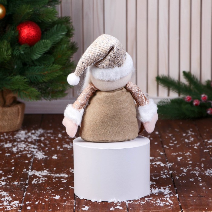 Мягкая игрушка Дед Мороз в вязаном колпаке сидит, 15х22 см, золотисто-коричневый
