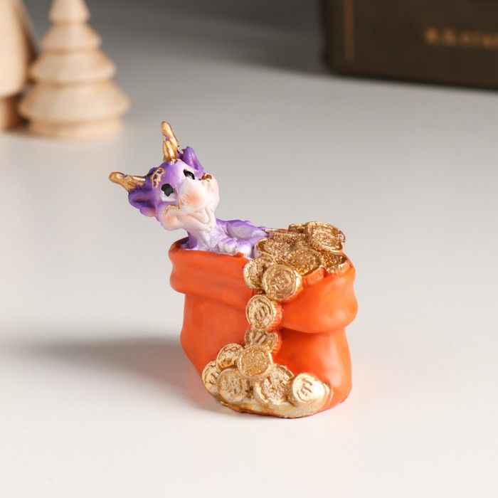 Сувенир полистоун Фиолетовый дракон в мешке с монетами 5х3,7х4,8 см сувенир полистоун бронзовый дракон в бочке с монетами микс 6 1х4 8х9 см