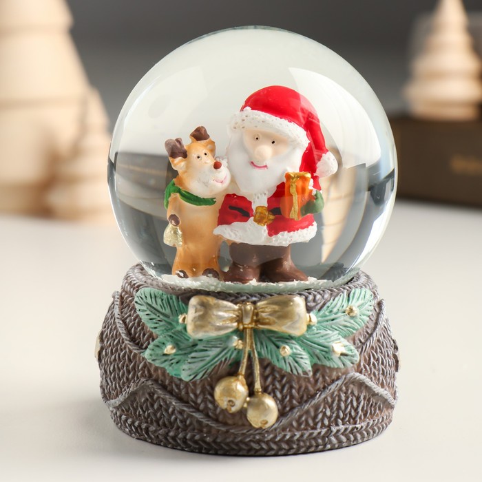 Сувенир полистоун водяной шар Дед Мороз с олешкой в лесу 7х7х9 см