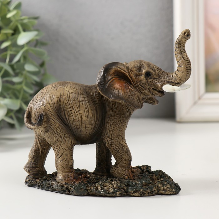 Сувенир полистоун Слон на прогулке 12,5х6,2х11 см сувенир полистоун подсвечник зеркальные вставки индийский слон на бревне 12 5х7 5х3 2 см