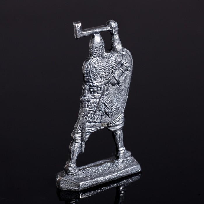 Оловянный солдатик "Ратник с топором"