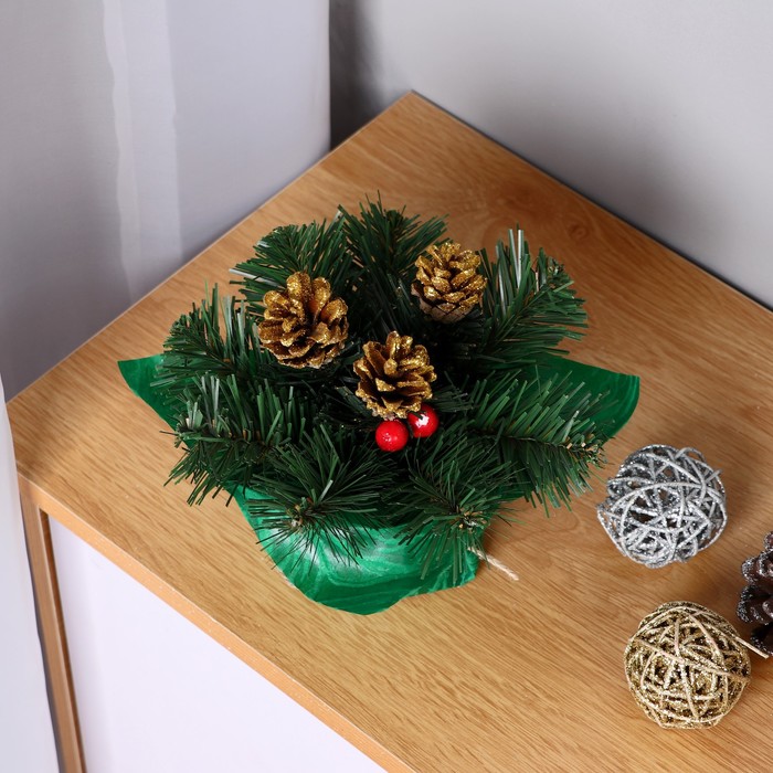 Новогодняя композиция Рождевственская шишки золото+ягоды 20 см