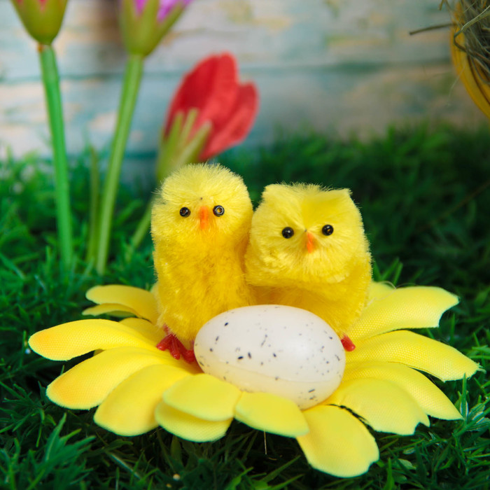 Сувенир "Парочка с яйцом на цветке"